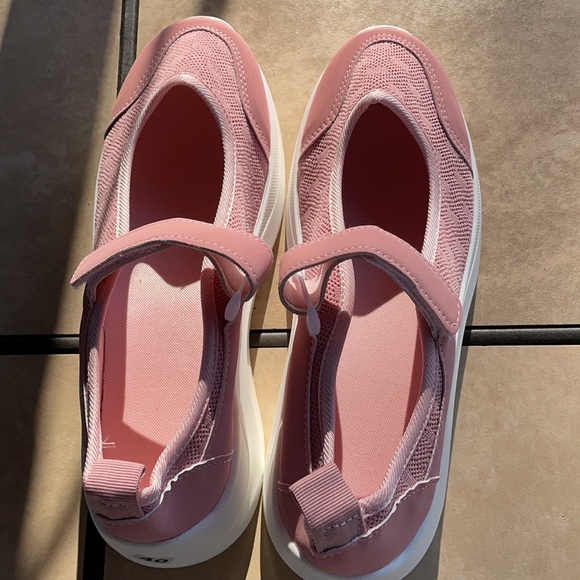Never worn. Beautiful pastel pink walking shoes - Picture 5 of 6